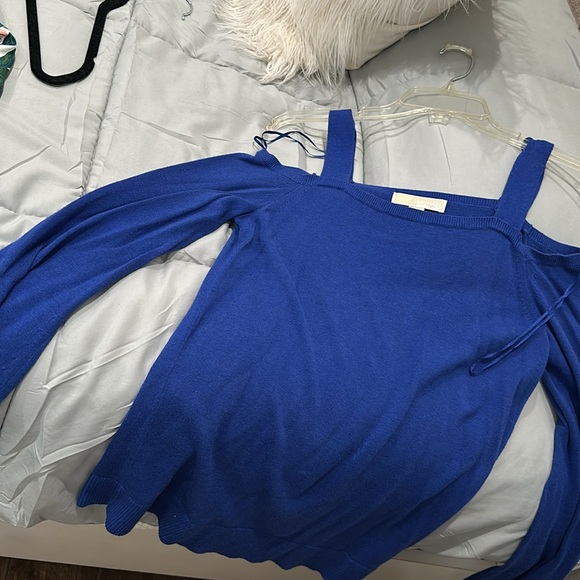 Ladies Sweater
Size Medium - Picture 3 of 3